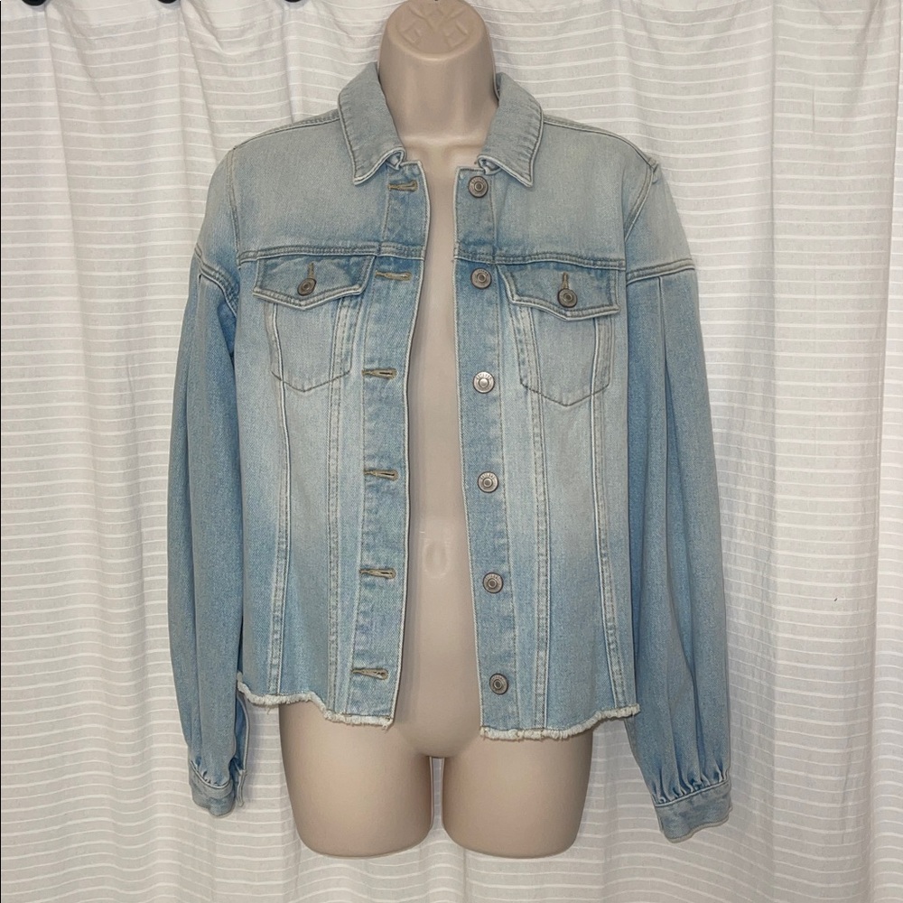 NWOT Shyanne light wash denim jacket-small